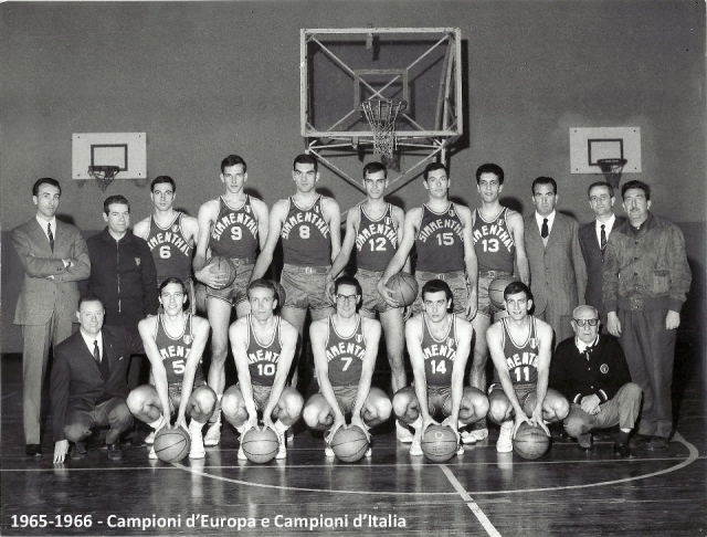 La fotografia ufficiale della squadra Campione d'Europa e d'Italia del 1966